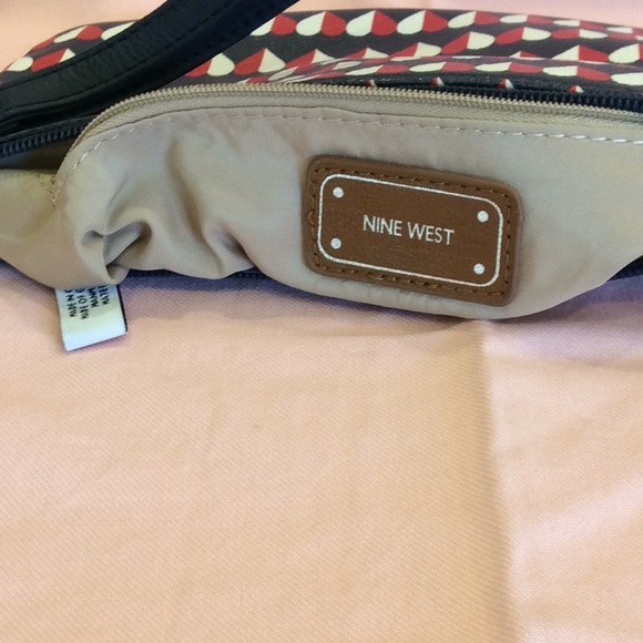 FINAL SALE PRICE Nine West Pebble Grain Heart Wristlet - Picture 4 of 4